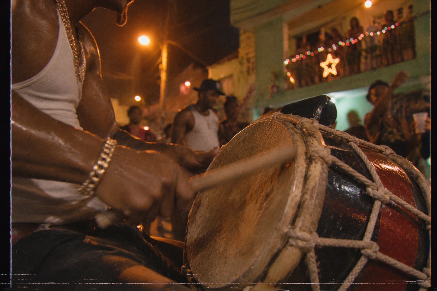 Toma 14: La tambora